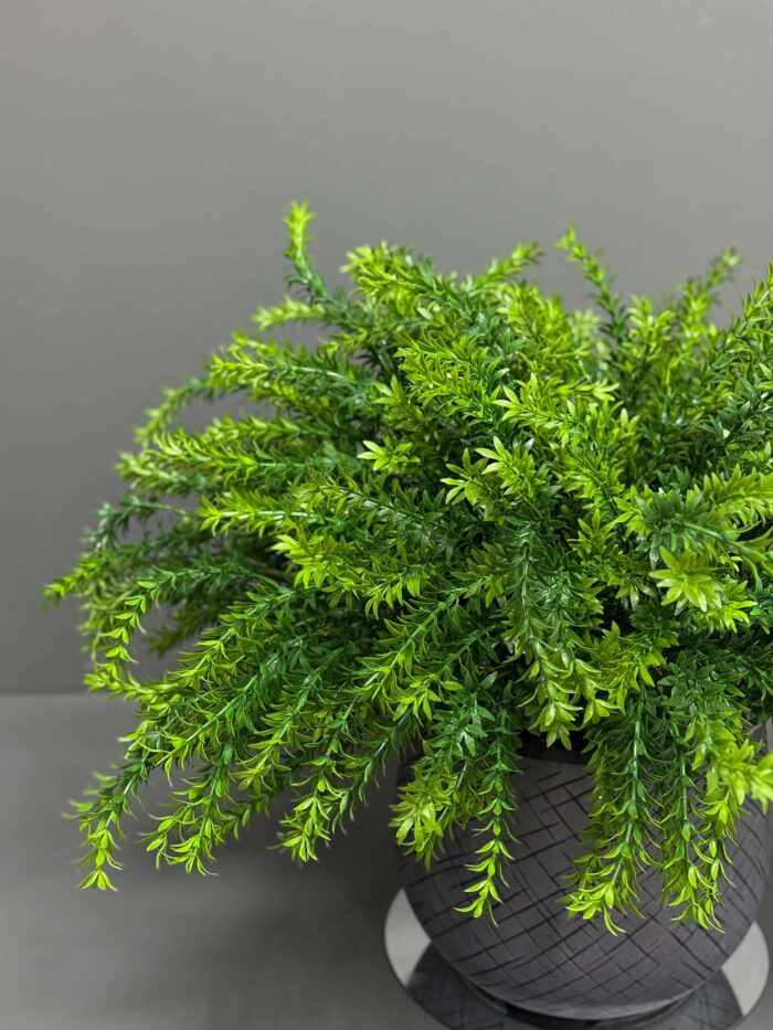 تنسيق أخضر صناعي في وعاء رمادي – AR57